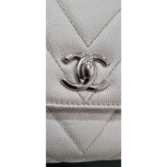 Chanel Small 24cm Coco Handle in Chevron Quilted Pearly White Caviar Bag - Picture 2 of 11